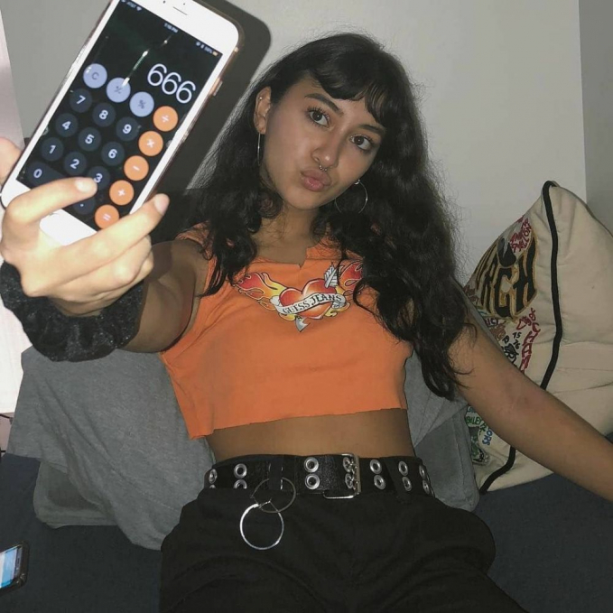 4 Orang Ini Bergaya di Depan Kamera di Level Lebih, Lebih Apa Tapi Ya